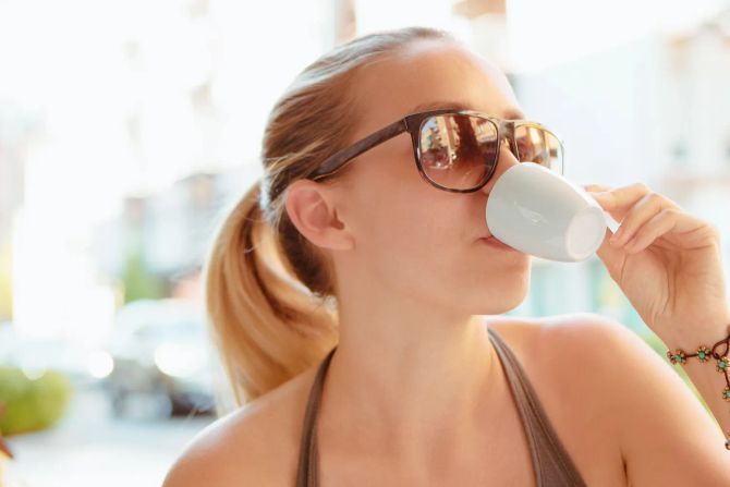Frau, Sommer, Espresso
