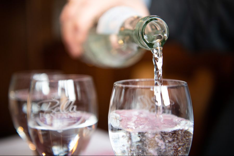 Ein Tourist ist darüber schockiert. Doch der hohe Preis für das Wasser kommt nicht von ungefähr.