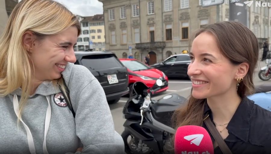 Alba (22, l.) und Sophia haben selber keine Schlafprobleme. Kenne aber viele, die damit zu kämpfen haben.