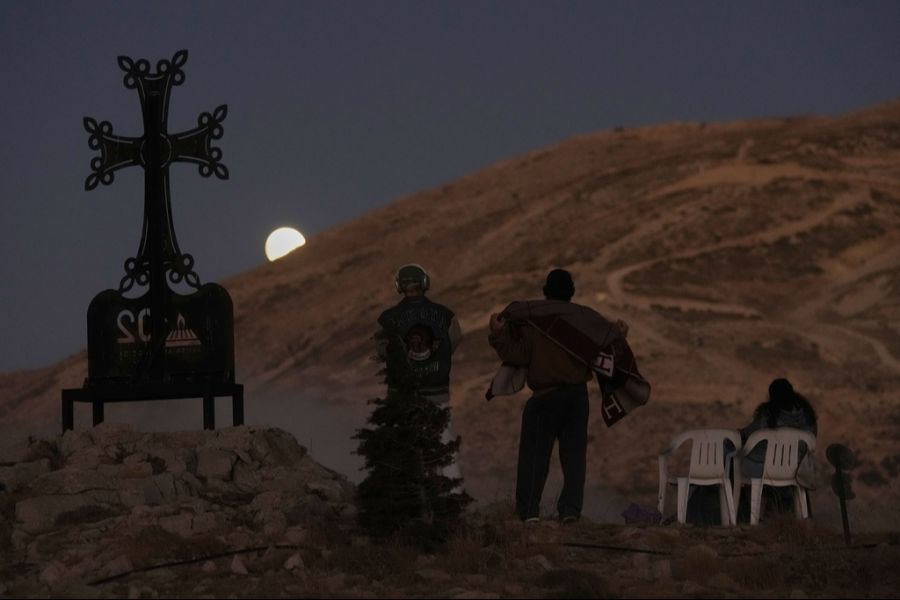 Menschen im Libanon beobachten die totale Sonnenfinsternis.