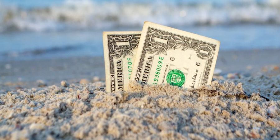 Neben Karten sollten Sie auch etwas Bargeld in der jeweiligen Landeswährung mitnehmen – das zahlt sich oft aus.
