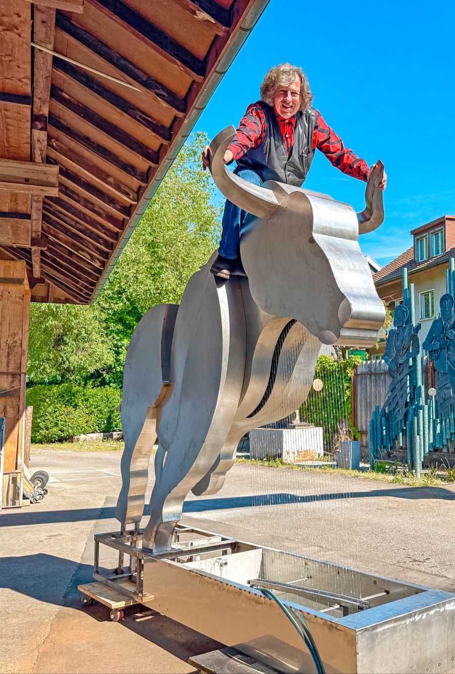 Künstler Housi Knecht auf seinem «Running Bull»