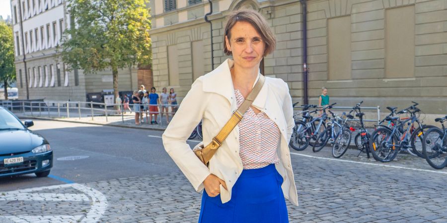 Claudine Esseiva vor Schulhaus