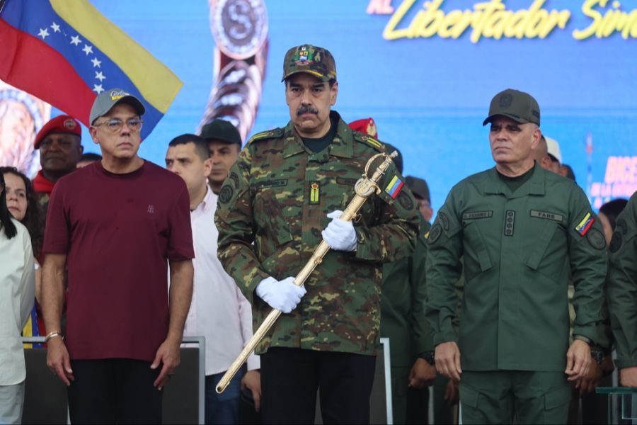 Maduro wiederum wirf den USA vor, es mit der verstärkten Militärpräsenz auf die Ölvorkommen seines Landes abgesehen zu haben.