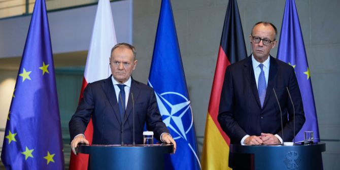 Donald Tusk (l) und Friedrich Merz