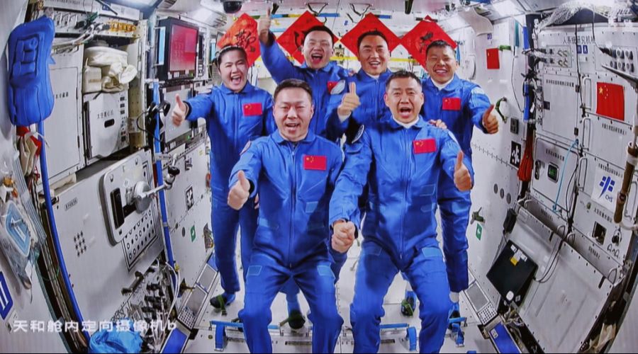 Gruppenfoto der Besatzung der bemannten Raumschiffe Shenzhou-19 und Shenzhou-20 auf der Raumstation Tiangong am 25. April 2025.