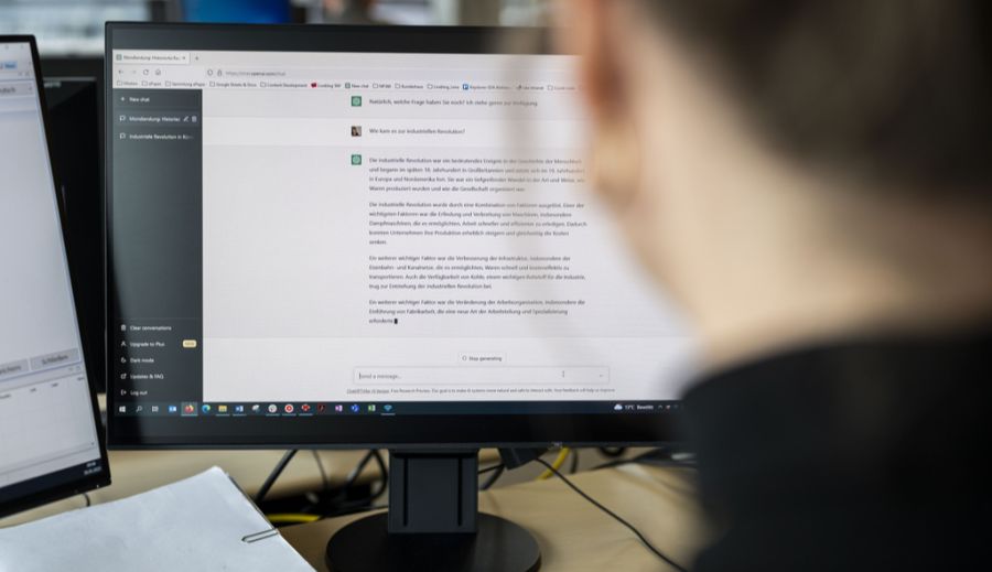 Michael Siegenthaler, Leiter des Bereichs Arbeitsmarkt an der Konjunkturforschungsstelle der ETH Zürich, führt einen Teil des Anstiegs der arbeitslosen Hochschulabsolventen auf KI zurück.