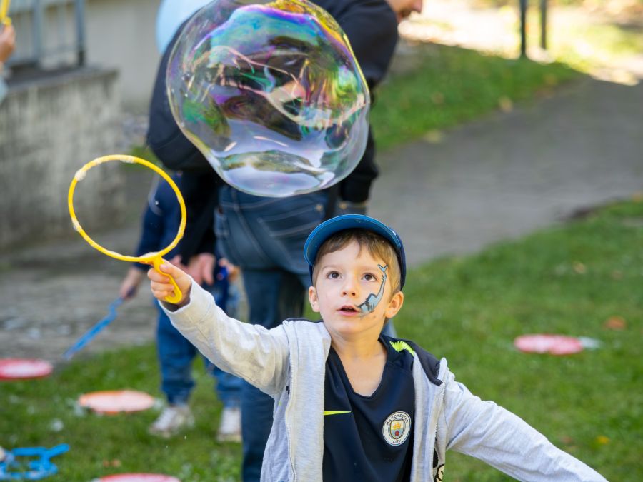Junge Seifenblasen Spiel