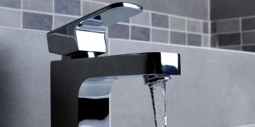 wasserhahn und wasser