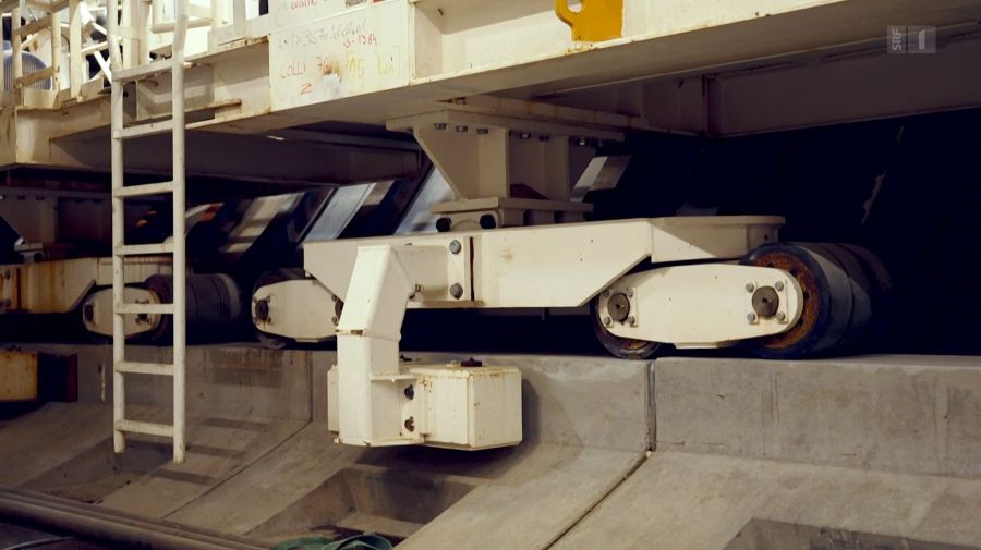 Auch als das Bauunternehmen um die Einschätzung eines externen Experten bittet, winkt das Bundesamt für Strassen ab. Die Arbeit soll nicht so lange unterbrochen werden.