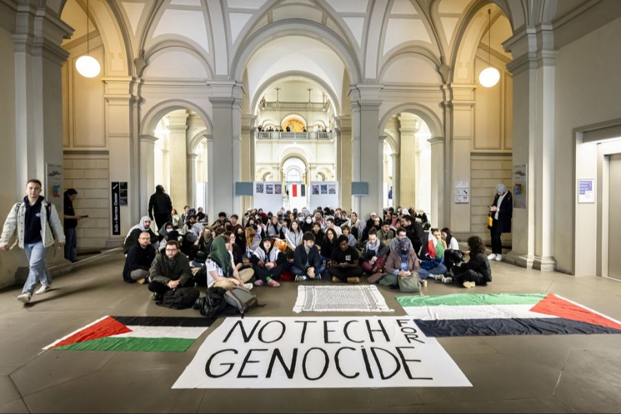 Bei dem propalästinensischen Protest versammelten sich knapp über hundert Männer und Frauen. (Archivbild)