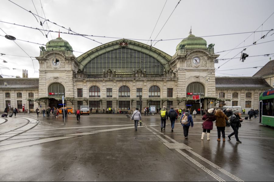 Zum anderen könnten die grossen Menschenmengen ein Sicherheitsrisiko darstellen und zu Störungen am Bahnhof führen.