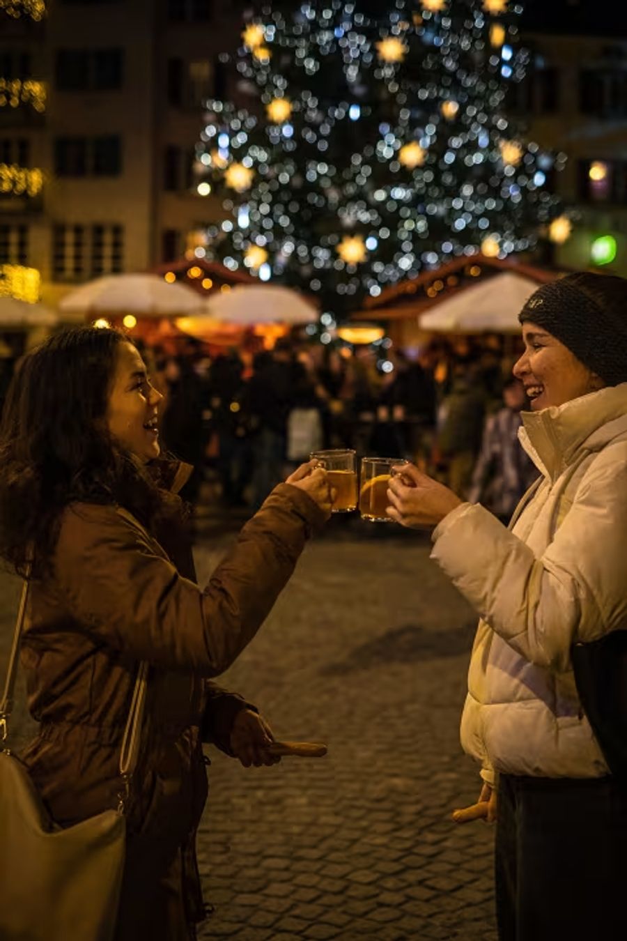 Die Beleuchtung des Baumes hat die Stadt Brig rund 10'000 Franken gekostet.