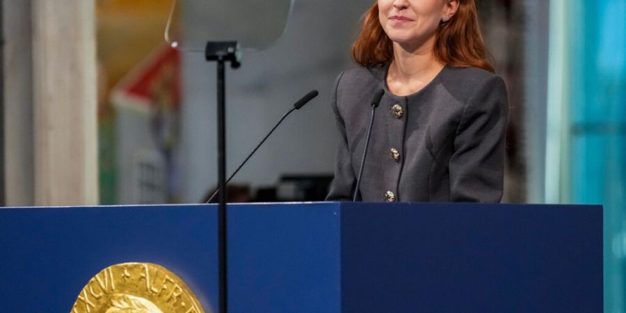 Ana Corina Sosa, Tochter der Friedensnobelpreisträgerin Maria Corina Machado, hat den Preis, stellvertretend für ihre Mutter, im Rathaus von Oslo entgegen genommen. Foto: Ole Berg-Rus...