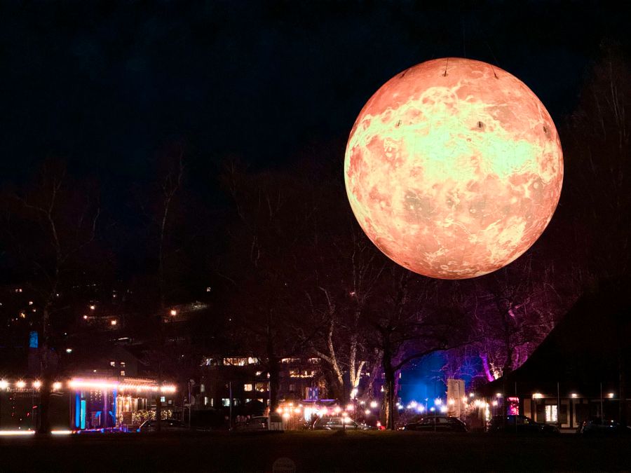 Die Lichtkugel leuchtet täglich von 17 bis 23 Uhr.