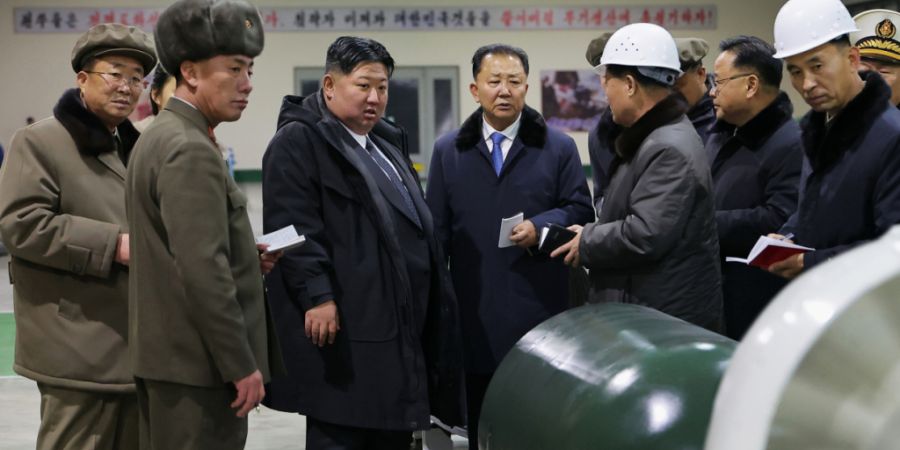Nordkoreas Machthaber Kim Jong Un hat Staatsmedien zufolge eine Produktionsanlage für U-Boote mit Atomantrieb besucht.