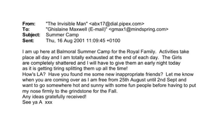 In einer Mail von «The Invisible Man» an Maxwell fragt «A», ob sie «neue, unangemessene Freunde» gefunden habe.