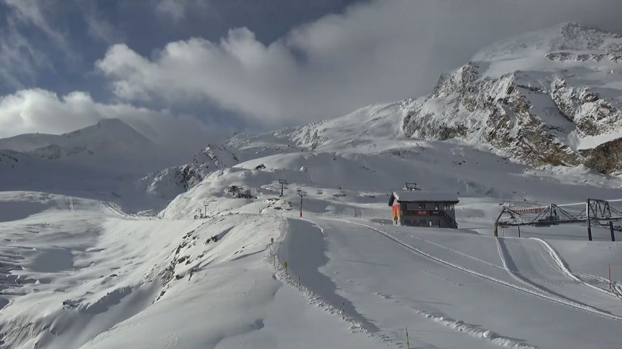 Weiss verzuckert: Saas-Fee am Donnerstag auf 2870 Metern.