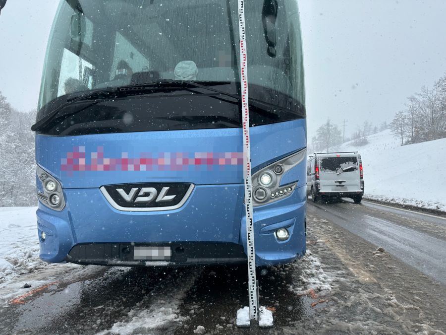 Das Auto prallte in ein Reisecar.