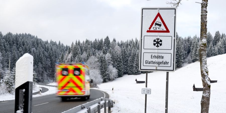 Strasse Rettungswagen Schnee Bayern