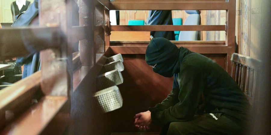 Der Angeklagte Wassim Al M. sitzt zu Prozessbeginn im Saal des Kriminalgerichts Moabit.