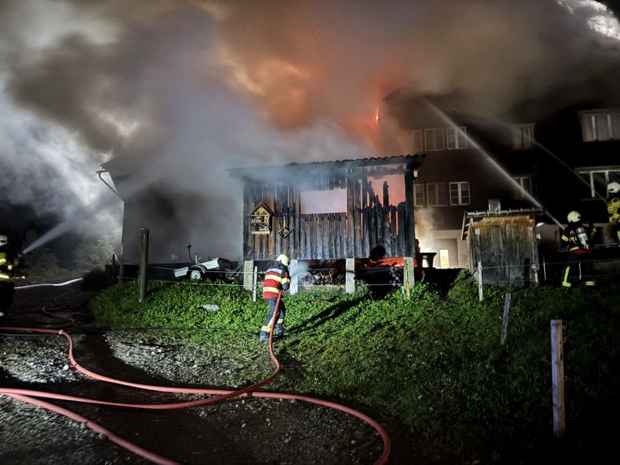 Die Feuerwehr konnte den Brand unter Kontrolle bringen und löschen.