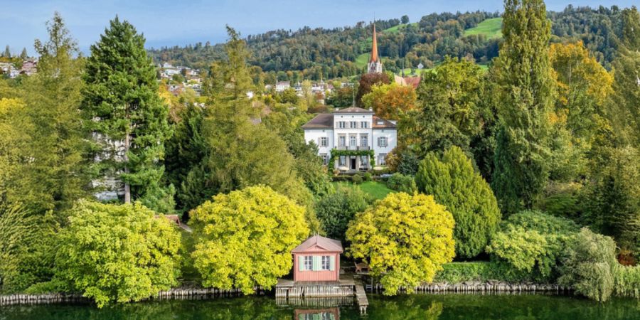 Die Villa Unterer Frauenstein hat einen grossen Garten und Seeanstoss.