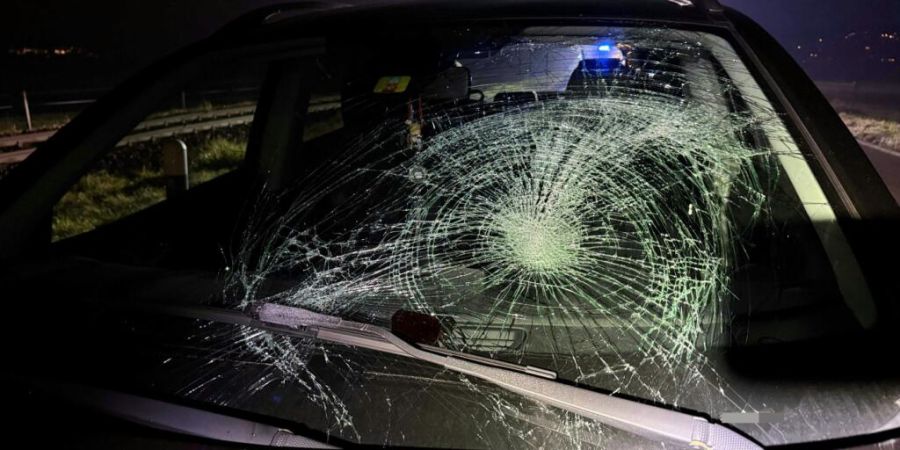 Spuren des heftigen Aufpralls: Ein 32-jähriger Fussgänger erlitt schwere Verletzungen bei einer Kollision mit einem Auto in Kölliken AG.