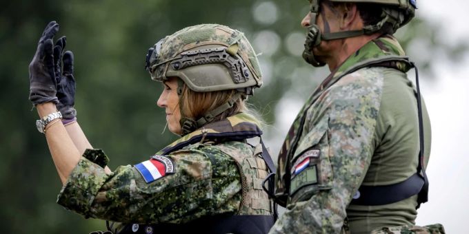 Máxima, die Königin der Niederlande, zeigt sich in Militär-Montur. máxima der niederlande