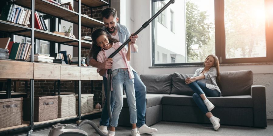 Familie räumt zu Hause auf