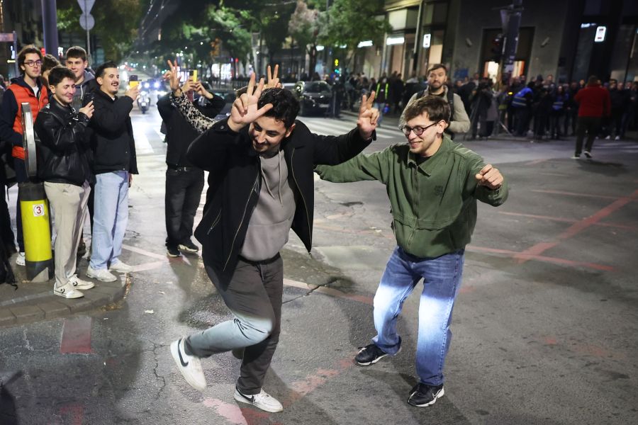 Nach dem Eingeständnis von Aleksandar Vucic wird in Belgrad auf der Strasse getanzt. Laut «Il Messaggero» soll es Jubelszenen gegeben haben.