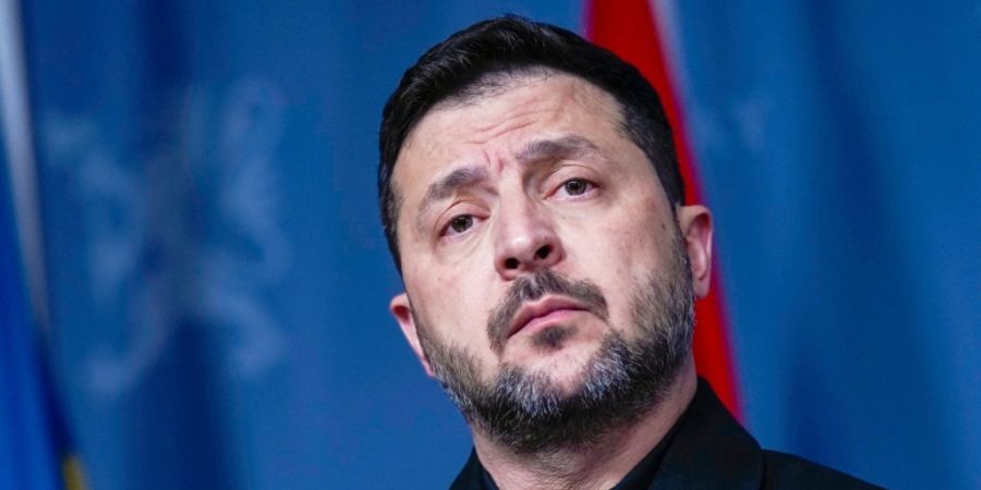 ARCHIV - Der ukrainische Präsident Wolodymyr Selenskyj spricht bei einer Pressekonferenz. Der ukrainische Präsident hat in Oslo mit US-Gesandten und europäischen Spitzenpolitikern ge...