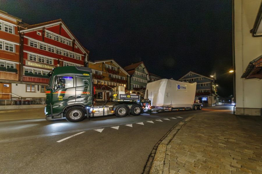 Die neuen Kabinen der Säntisbahn wurden am Montagabend ins Appenzell geliefert.