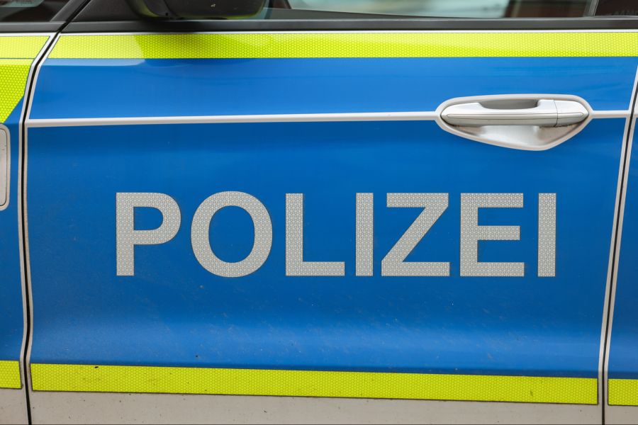 Die Polizei hat Ermittlungen wegen gefährlicher Körperverletzung und Diebstahls aufgenommen.
