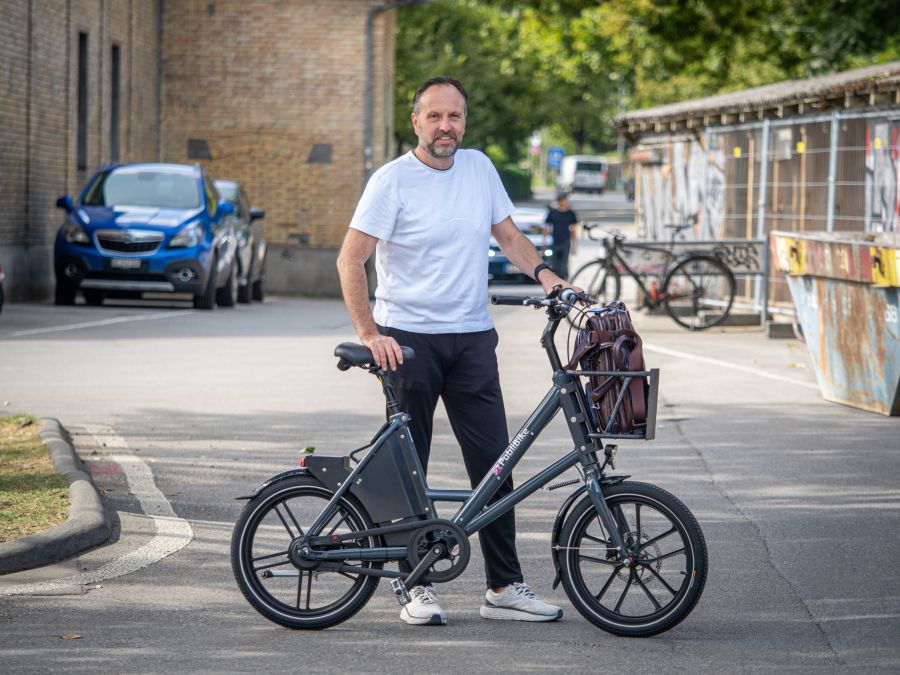 Publibike-Chef Markus Bacher mit einem Velo der neuesten Schliesstechnik-Generation, wie es nächstens in Bern im Einsatz sein wird.