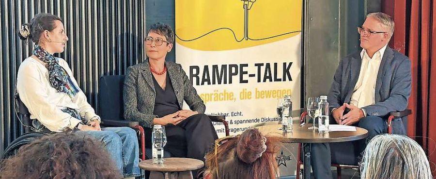 Fabian Hägler führte mit Delia Guggisberg (l.) und Colette Basler durch den Abend.
