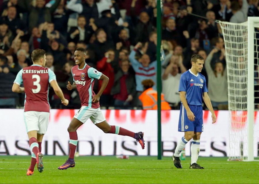 2016 traf Fernandes für West Ham im Cup gegen Chelsea. (Rechts César Azpilicueta)