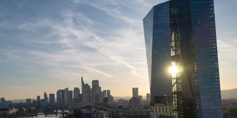 Die Europäische Zentralbank (EZB) mit Sitz in Frankfurt belässt den Leitzins trotz gestiegener Inflation bei 2,5 Prozent. (Archivibild)