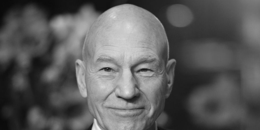 ARCHIV - Schauspieler Patrick Stewart nimmt an der Premiere des Films «Logan» bei der Berlinale teil. Foto: picture alliance / Gregor Fischer/dpa