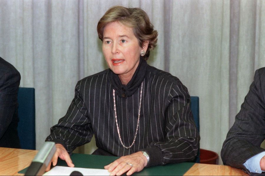 Elisabeth Kopp (FDP) war von 1984 bis 1989 die erste Frau im Bundesrat. Im Bild: Am 12. Dezember 1988 gibt die ganz in schwarz gekleidete Bundesrätin Elisabeth Kopp in Bern ihren Rücktritt bekannt.
