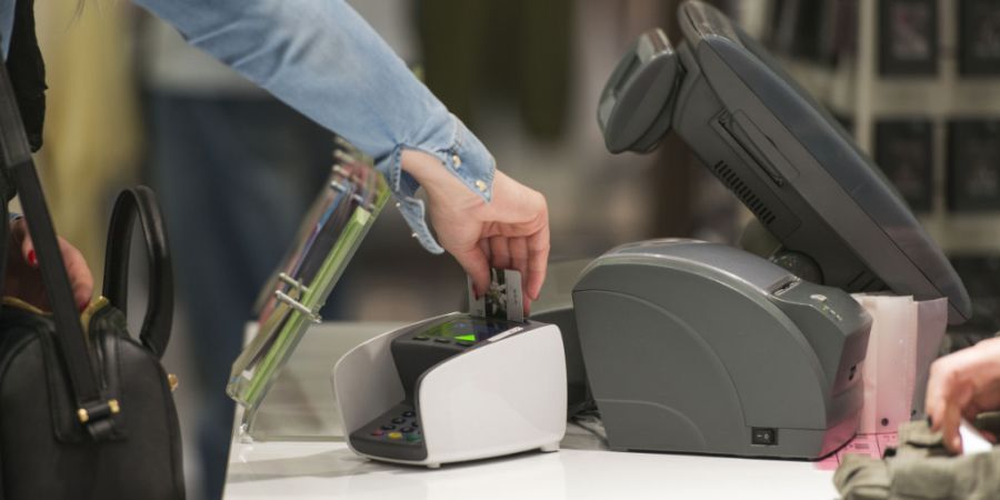 Das Bezahlen mit Kreditkarte soll künftig auch ohne direkte Netzverbindung des Terminals möglich sein. (Archivbild)