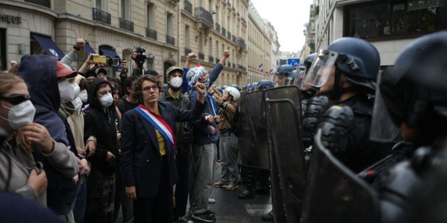 Studierende stehen in der Nähe der Sciences Po Polizisten gegenüber, während sie gegen die Unterfinanzierung der Hochschulen protestieren. Foto: Thibault Camus/AP/dpa/Archivbild