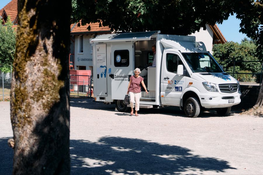 Ein speziell eingerichtetes Zahnmobil fährt für die jährlichen Untersuchungen zu den Stadtberner Schulen und kontrolliert Zähne, Gebissentwicklung und Mundhöhle.