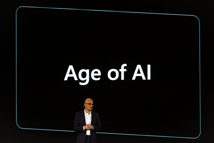 Microsofts CEO Satya Nadella stellte im April 2024 den Plan vor, 1.7 Milliarden Dollar in KI-Infrastruktur zu investieren.