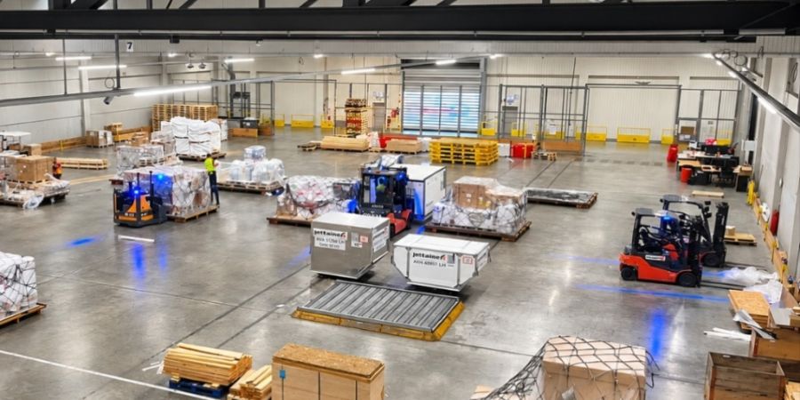 Das Lagerhaus hat eine Fläche von 3000 Quadratmetern. Es ist aufgeteilt auf eine 1000 Quadratmeter grosse französische Zollzone und einen 2000 Quadratmeter grossen internationalen Ums...
