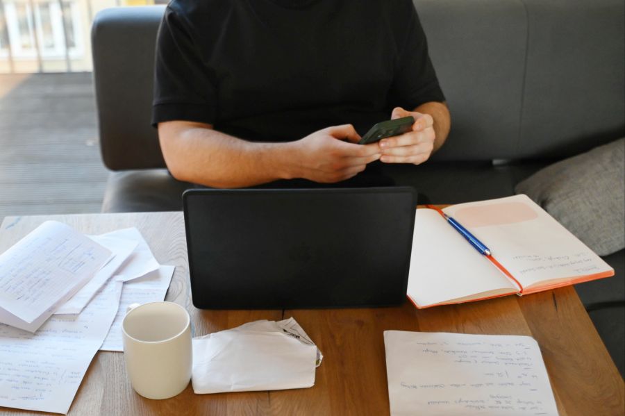 Auch 70-Stunden-Arbeitswochen und mehrere Arbeitsstellen sind wegen des Arbeitsrechts nicht ohne weiteres möglich.