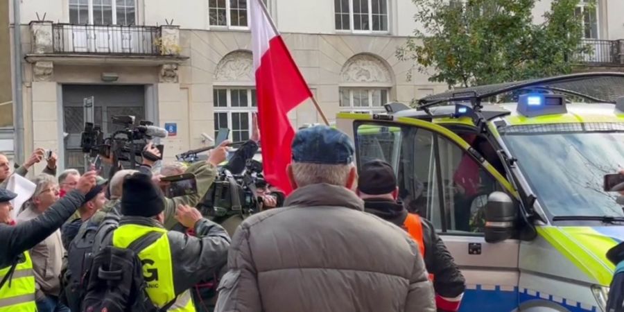Bei der Demonstration vor dem polnischen Verfassungsgericht hat die Polizei einen Mann gefasst, der mit einem Messer und einer Schreckschusspistole bewaffnet war. Foto: Doris Heimann/dpa