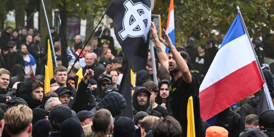 Demonstranten nehmen an einer Demonstration rechtsextremer Gruppen gegen die Einwanderungs- und Asylpolitik teil. Foto: Mouneb Taim/AP/dpa