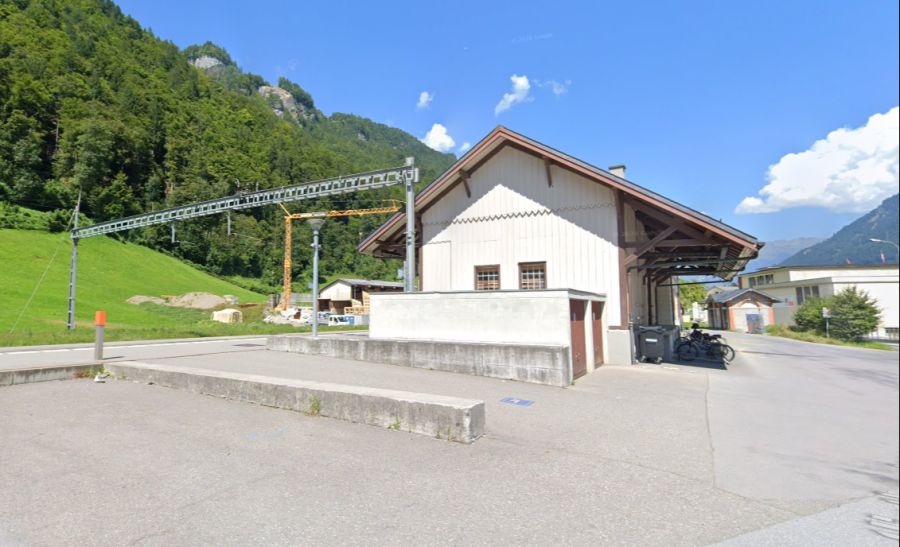 Am Bahnhof in Linthal steigen viele Ausflügler für eine Fahrt über den Klausenpass vom Zug auf den Bus um.
