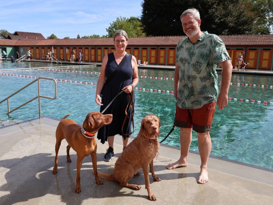 Ajax (Kurzhaar-Vizsla) und Meta (Drahthaar-Vizsla) genossen mit Annette und Lars Oeltjen den Abstecher in die Badi.